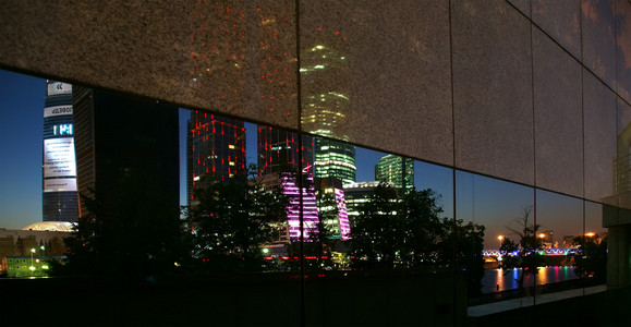 在晚上的摩天大楼国际商务中心 城市