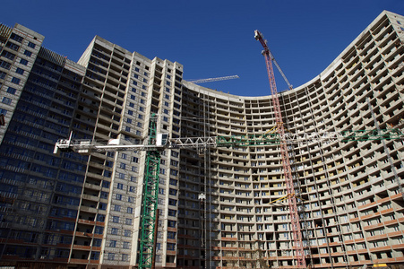 建筑起重机在建建筑的背景