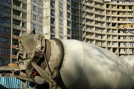 建筑起重机在建建筑的背景