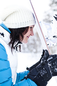 滑雪板的冬季女人