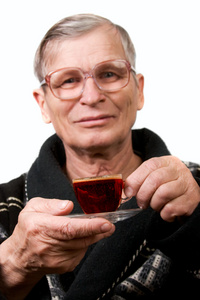 英俊的老人喝咖啡