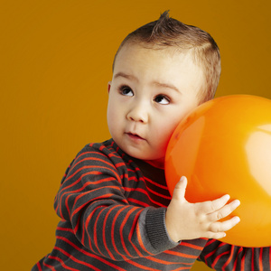 有趣的孩子大的橙色气球缓缴橙色 b 的肖像