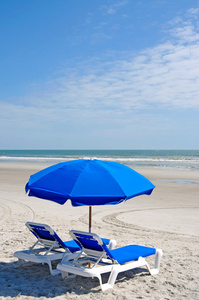 用蓝色的伞沙滩椅