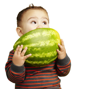 而坐在沙滩上, 看着相机在果园里仰视镜头里抱着西瓜的人金发年轻