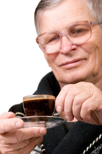 英俊的老人喝咖啡