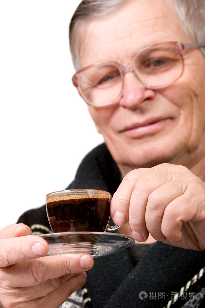 英俊的老人喝咖啡