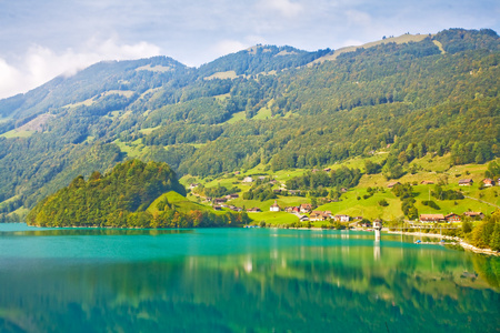 在瑞士的雄伟壮观的高山湖