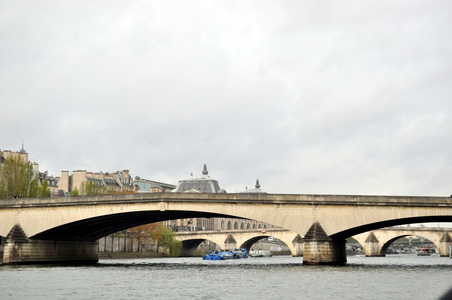 岸上的 seine.paris