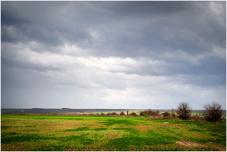季节阴雨天气图片