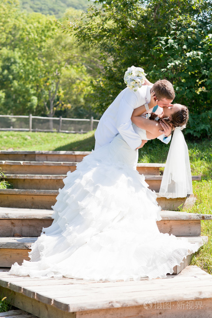 新郎和新娘接吻照片-正版商用图片19gg62-摄图新视界