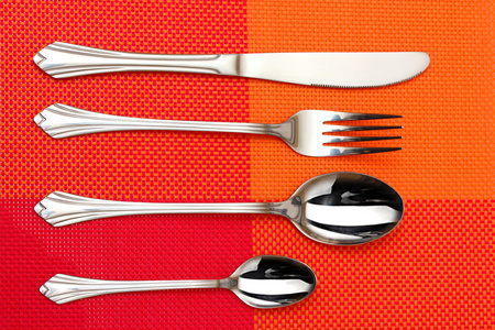 叉子 勺子和刀子在一块红布