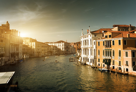 京杭运河在威尼斯，意大利在日落时间