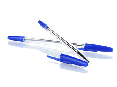 白色上孤立的两个蓝色钢笔