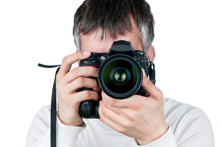 相机，隔离，在白色背景上的年轻人重点是镜头上