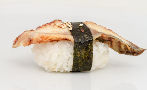 鳗鱼寿司。白上孤立