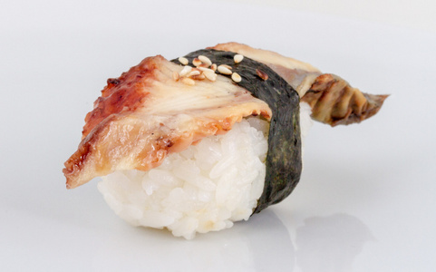 鳗鱼寿司。白上孤立