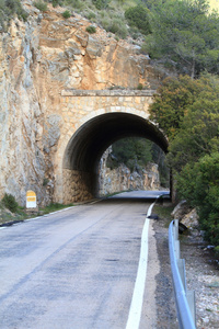 在山区公路石隧道图片