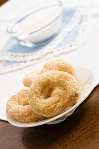 甜 taralli