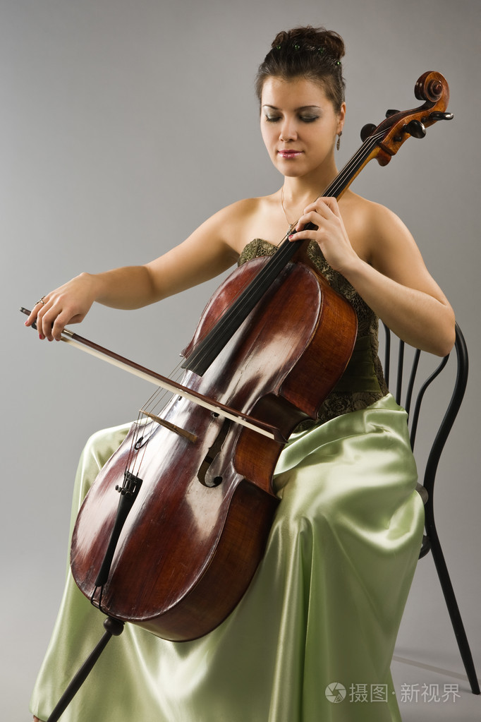 女人演奏大提琴