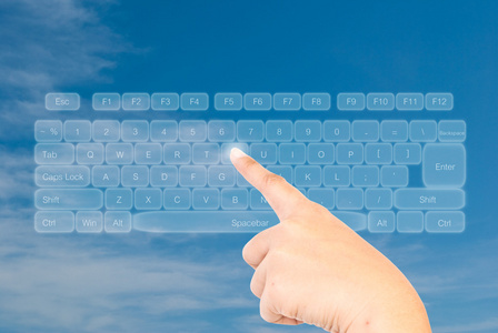 手推键盘上蓝色的天空
