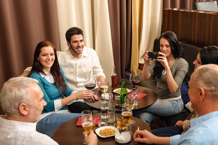 同事聚会喝酒图片-同事聚会喝酒素材-同事聚会喝酒插画-摄图新视界