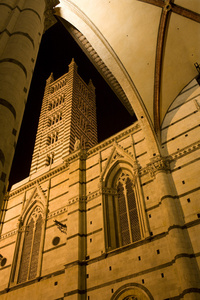 锡耶纳大教堂圣玛利亚在晚上