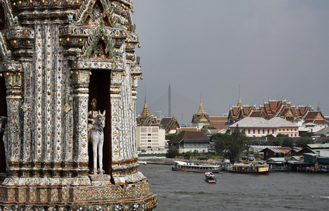 泰国 曼谷 赵海傍河的观点和从阿伦寺看到的城市天际线