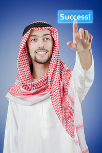 年轻的阿拉伯紧迫虚拟按钮