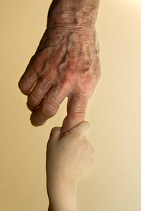 奶奶和孙子的手