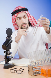 阿拉伯化学家实验室中的工作