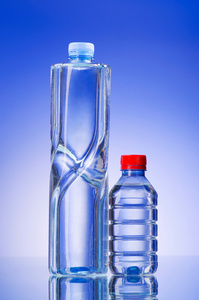 矿泉水瓶作为健康饮品的概念