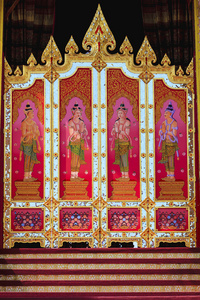 在泰国寺木质门的艺术图案