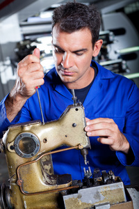 机修工修理工业平缝机图片