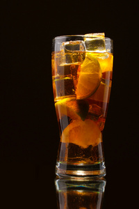 与柠檬和酸橙黑色背景上的冰的茶