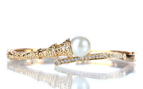 美丽金手链配上孤立上白色的明珠
