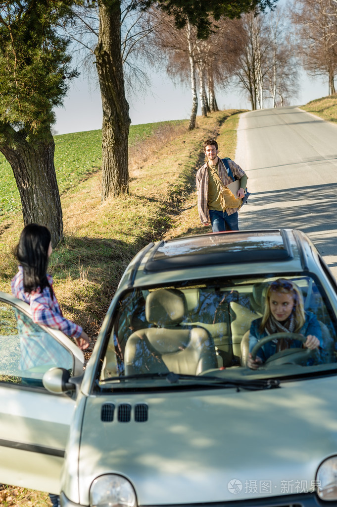 搭便车车的里的女孩朋友提供电梯