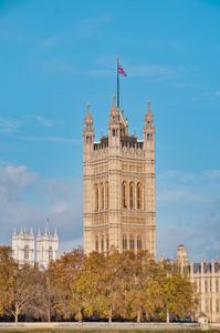 在伦敦，英国议会上下院