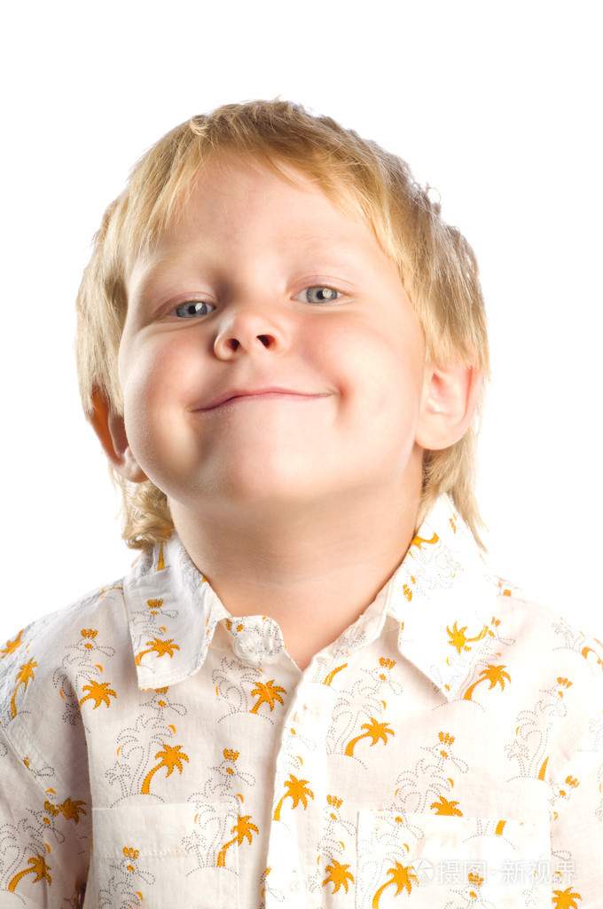 一个小男孩在白色背景上的肖像