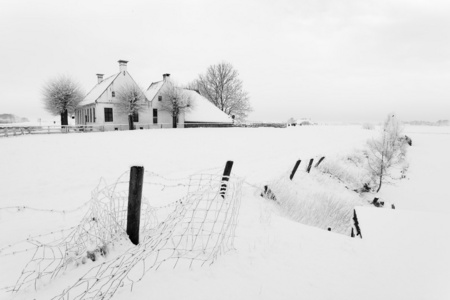 房子在一个白色冬天风景