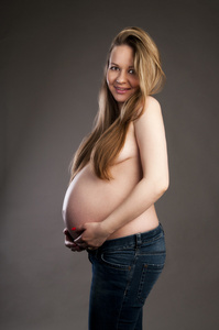 孕妇持她的肚子