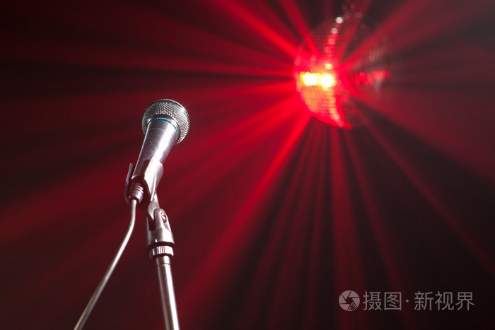 在舞台上的麦克风