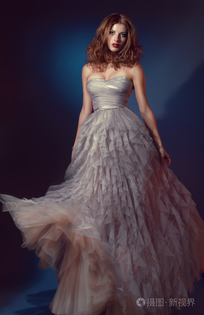 美丽的女人长礼服