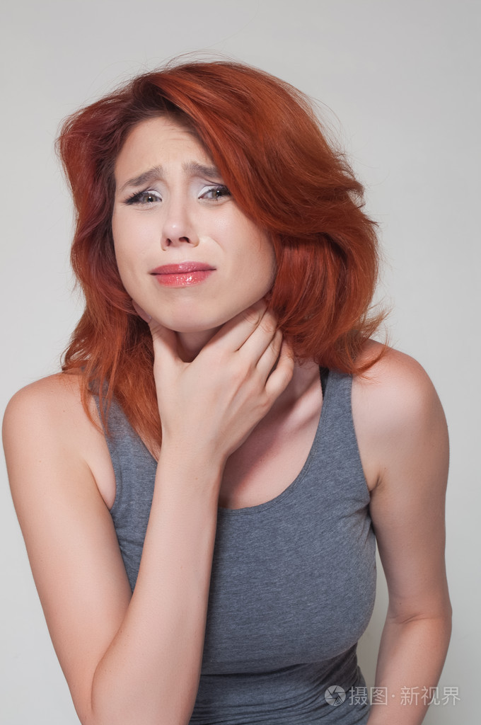 喉咙痛的年轻女子的肖像