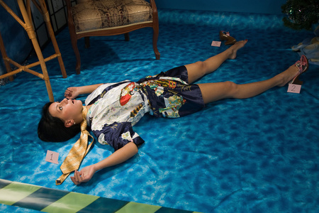 犯罪现场模拟.躺在地板上的受害者照片