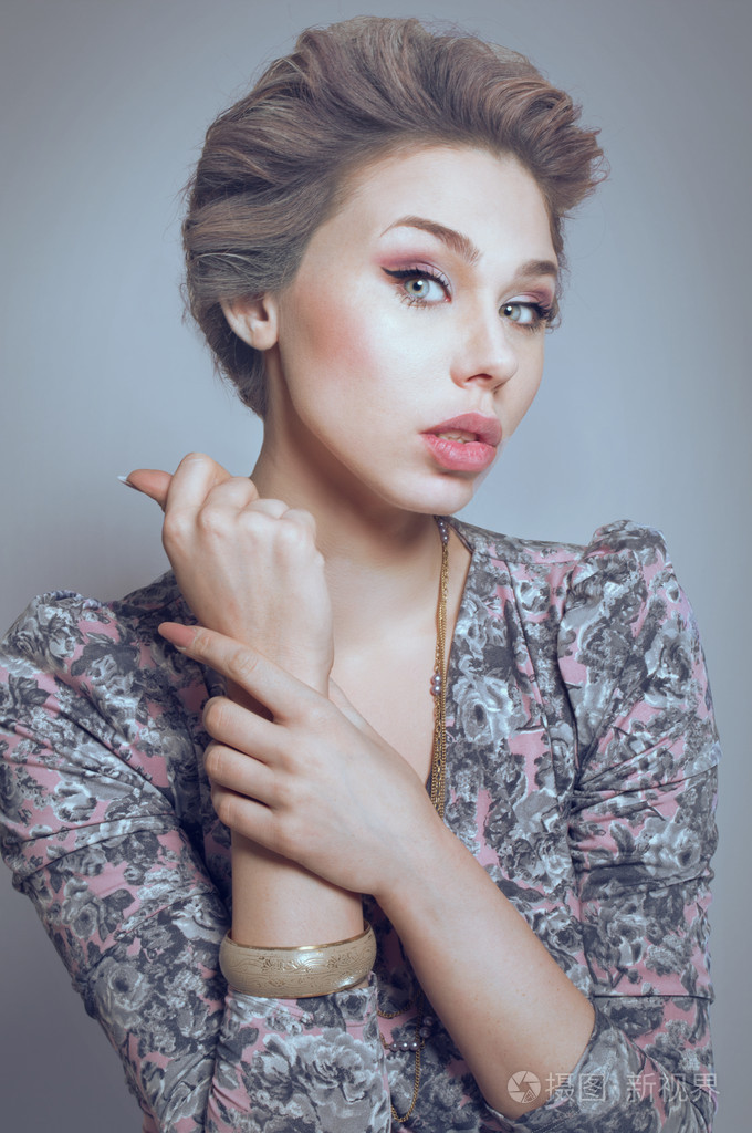 灰色头发苍白的女人