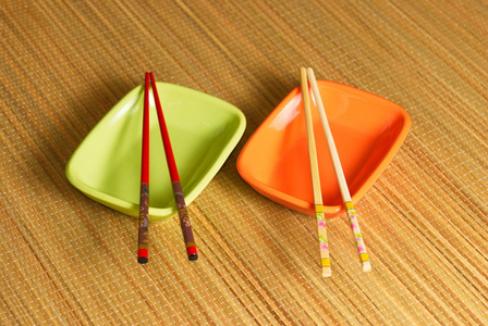 两个彩色的酱小船用筷子
