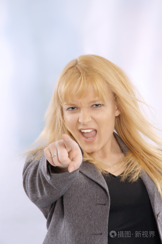 愤怒的年轻女人的特写肖像