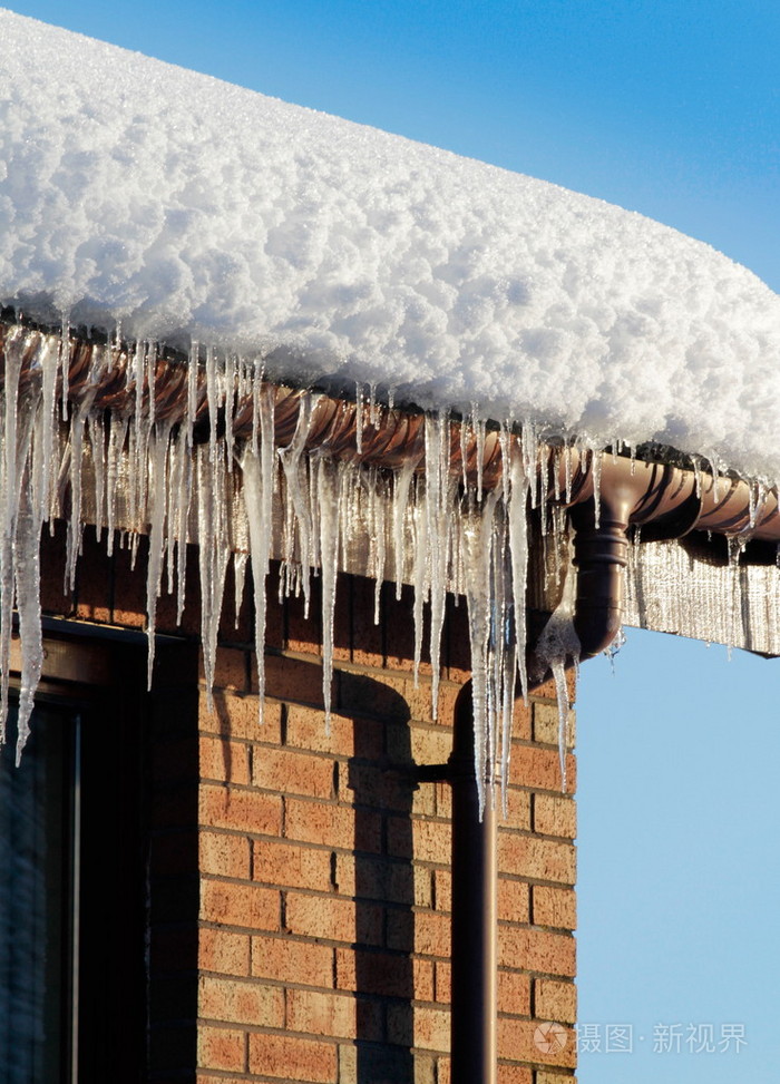 房子屋顶上的冰柱