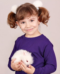 小女孩控股可爱矮兔子