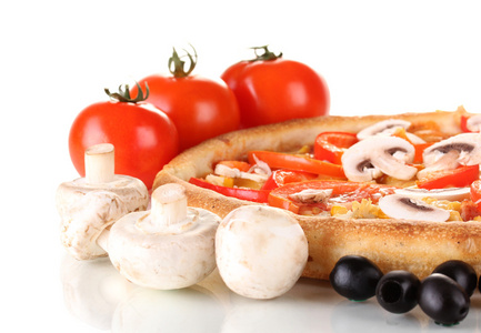 芳香披萨与孤立在白色的蔬菜和蘑菇特写